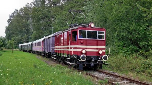 Die Elektrolok E22 auf Fahrt mit dem Heckeneilzug. - &copy; Landeseisenbahn Lippe / Michael Rehfeld