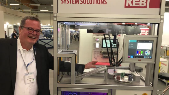 Keine Angst vor dem Roboterarm: Detlef Loest von der Firma KEB Automation (Barntrup) greift auf der Zuliefermesse Maschinenbau wortw&ouml;rtlich in einen vollautomatischen Produktionsprozess ein. Der Roboterarm, der zuvor noch schwungvoll Spielchips verteilt hat, wird erst langsamer und stoppt dann g&auml;nzlich. &bdquo;Gewarnt&ldquo; wird er vor der Menschenhand von zwei aufeinanderfolgenden Lichtschranken. - &copy; Thomas Reineke