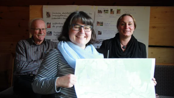 Sie haben sich mit weiteren 38 Lemgoern vier Tage mit dem Thema Mobilit&auml;t befasst: Bernhard Knepper (von links), Anke Schluffer und Moderatorin Sandra Epp. - &copy; Katrin Kantelberg