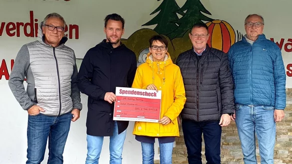 Scheckübergabe: Thomas Schwekendiek, Florian Schalofski, Tamara Rose, Torsten Buncher und Andreas Wilde (von links). - © SPD Barntrup