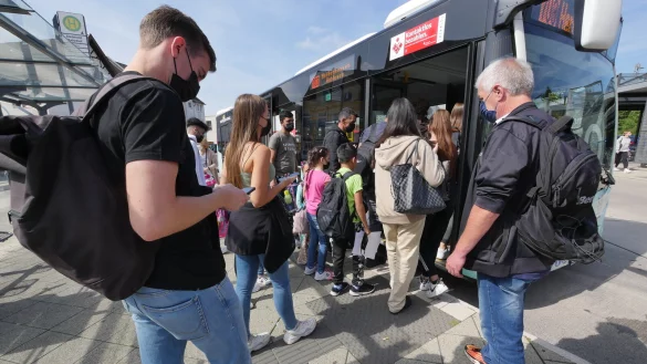 Eine Eltern-Initiative w&uuml;nscht sich ein kostenloses Sch&uuml;lerticket f&uuml;r alle. Bisher haben nur die Sch&uuml;ler einen Anspruch auf kostenlose Bus-Bef&ouml;rderung, die weit genug entfernt von der Schule wohnen. - &copy; Jost Wolf