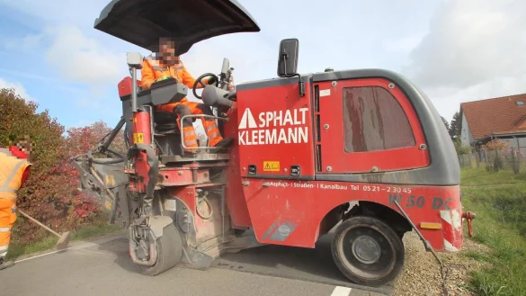 Auf der Luher Stra&szlig;e werden die Huckel entfernt, die bei den Bauarbeiten im Juni entstanden sind. - &copy; Jens Rademacher
