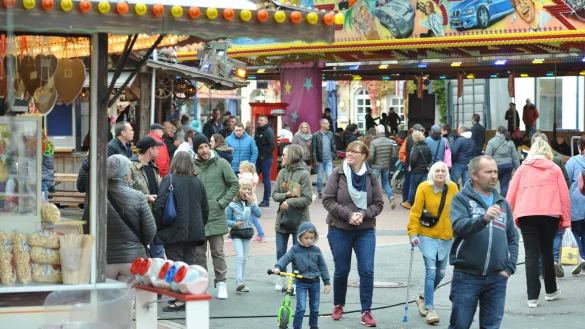 Beim Martinimarkt in Lage gibt es in diesem Jahr weniger Fahrgesch&auml;fte, aber Gelegenheit zum Einkaufen. Am Sonntag, 30. Oktober, &ouml;ffnen die Einzelh&auml;ndler - &copy; Archivfoto: Nicole Ellerbrake