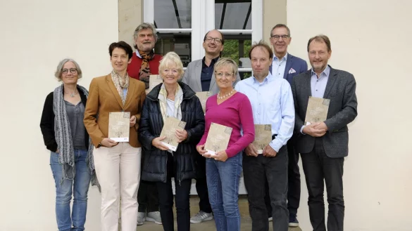 Stellen die neue Publikation des Detmolder Freilichtmuseums vor: Silke Wilmsmeier (von links), Dr. Marie Luisa Allemeyer, Ulrich Schmidt, Philipp Loss, Anne Loss, Angela Josephs, Ralf Loss, G&uuml;nter Vogt und Prof. Dr. Jan Carstensen. - &copy; LWL/Stuke