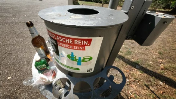 Flaschen und M&uuml;ll in einem Pfandring in Bielefeld. - &copy; Andreas Fr&uuml;cht