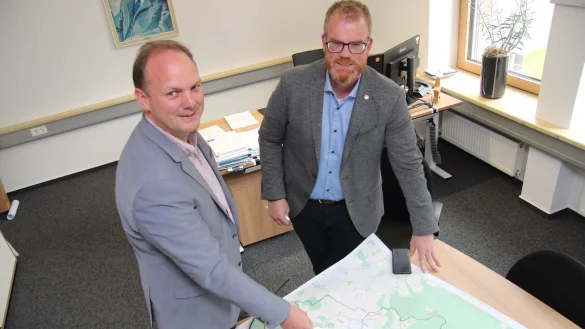 Sewikom-Gesch&auml;ftsf&uuml;hrer Kai-Timo Wilke und B&uuml;rgermeister Friso Veldink schauen sich an, wo &uuml;berall ab kommendem Jahr in D&ouml;rentrup Glasfaser verbaut wird. - &copy; Nadine Uphoff