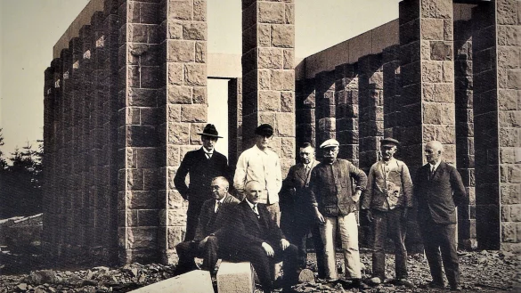 1930 &ndash; die Bauarbeiten sind fast abgeschlossen: Paul Kochsiek (stehend, von links), Maurermeister Friedrich Oberdiek, B&uuml;rgermeister August Reuter, Maurer Elges, Maurer Roth und Generalmajor Paul Th&uuml;mmel sowie Architekt Rudolf Oberdiek (sitzend, von links) und Fritz Blume. - &copy; Repro: Horst Biere/Quelle: Archiv H&ouml;ltke
