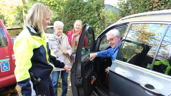 Polizeioberkommissarin Tanja Menze erk&auml;rt Harald Nolte den "holl&auml;ndischen Griff", Inge Bangemann und Ursula Steinke-Jagodzinski (von links) schauen zu. - &copy; Sandra Castrup