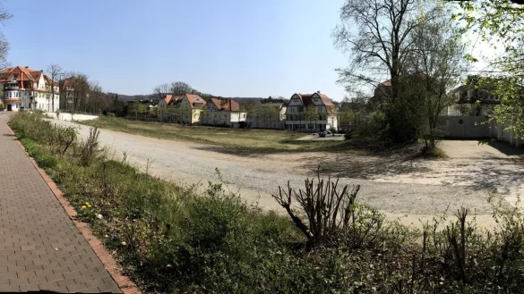 Das seit Jahren leer stehende Grundst&uuml;ck der ehemaligen Klinik am Kurpark wird voraussichtlich ab kommendem Jahr bebaut. Auf einer Teilfl&auml;che (im Bild im Vordergrund) wird ein gro&szlig;es &Auml;rztehaus entstehen. - &copy; Thomas Reineke