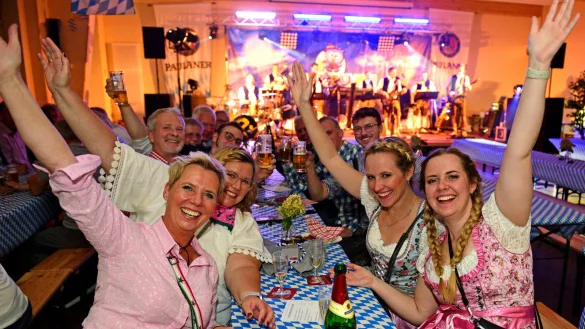 In Dirndl und Lederhosen herrscht ausgelassene Stimmung am "Bayerischen Abend" - &copy; Nicole Ellerbrake