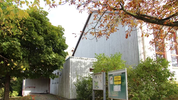 Durch den Eingang der Mehrzweckhalle kommt man zum Gemeinschaftsraum in Wahmbeckerheide. - &copy; Nadine Uphoff