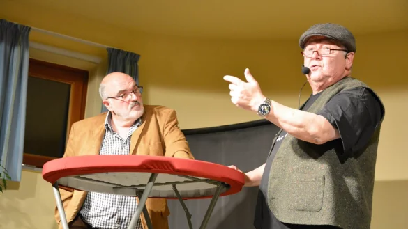 In einer Talkshow befragt Talkmaster Erdmann-Schwingstingel (Joachim Peters, l.) Naturforscher Professor Schulte-Hennesbach (J&ouml;rg Czyborra), der l&auml;ngst verloren geglaubte Anstandsregeln aufgesp&uuml;rt hat. Foto: Karin Prignitz - &copy; Karin Prignitz