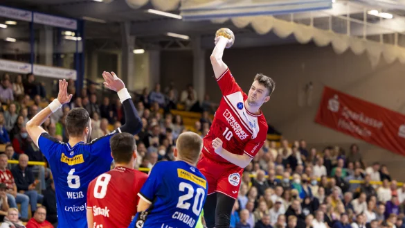 Emil Buhl Laerke &uuml;berspringt scheinbar m&uuml;helos den L&uuml;becker Block mit Dominik Weiss und Leon Ciudad Benitez. - &copy; 54&deg; / Felix Koenig