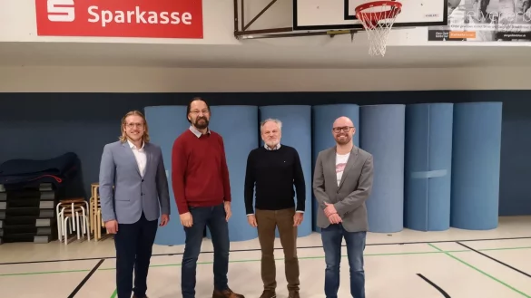 Pavlos Poursanidis (von links), Dirk Bensel und Felix Rullmann (rechts) haben auch mit n Herbert Fischer (Vorsitzender TV Lemgo) &uuml;ber das Gutschein-Projekt gesprochen. - &copy; SPD Lemgo