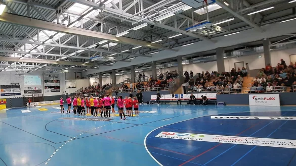 Das &bdquo;Wohnzimmer&ldquo; der HSG Blomberg-Lippe mit der neuen Trib&uuml;ne im Hintergrund. Hier tr&auml;gt der Bundesligist seine Heimspiele aus. Foto: Oliver K&ouml;nig - &copy; Oliver K&ouml;nig