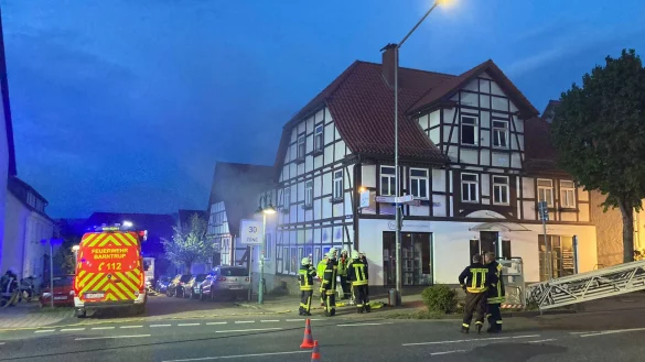 Beim Feuerwehreinsatz im August versuchen die Brandschützer zu retten, was zu retten ist. - © Archivfoto: Feuerwehr Barntrup