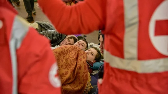 Im Kriegsgebiet der Ukraine sind unter anderem Helfer des Roten Kreuzes im Einsatz. Diesem ehrenamtlichen Engagement sollte mehr Raum in den Schulen gegeben werden, fordern CDU und Aufbruch C. - &copy; Ukrainisches Rotes Kreuz / IFRK