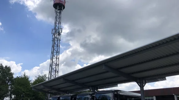 Die damals frisch angelieferten neuen Stadtbusse mit E-Antrieb in ihrem ebenfalls neuen Depot am st&auml;dtischen Bauhof in Holzhausen. - &copy; Thomas Reineke