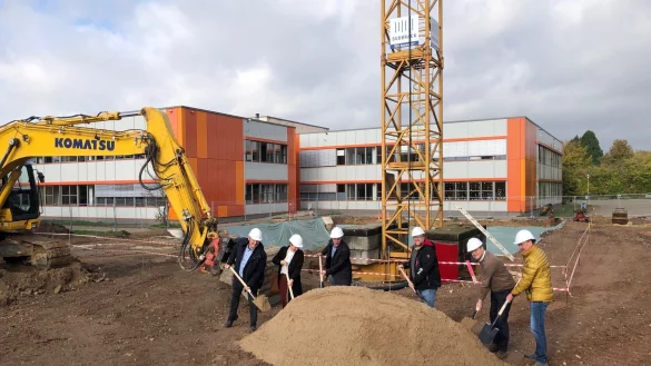 F&uuml;r den ersten symbolischen Spatenstich greifen (von links) Architekt Johannes Schmersahl, Katja M&ouml;nnigmann-Steinbeck (Fachbereichsleiterin Jugend, Soziale Dienste, und Schule), B&uuml;rgermeister Dirk Tolkemitt, Andreas Klocke von der Firma Sudbrack, Oliver M&uuml;terthies vom st&auml;dtischen Eigenbetrieb Hochbau und Hans-Joachim L&uuml;cking (Vorsitzender des Betriebsausschusses) zum Arbeitsger&auml;t. Foto: Thomas Reineke - &copy; Thomas Reineke