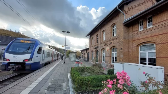 &bdquo;Vernetzte, klimafreundliche Mobilit&auml;t wird in unserer Stadt gro&szlig;geschrieben&ldquo;, sagt Torben Blome. Der L&uuml;gder Bahnhof sei ein wichtiger Knotenpunkt im Kreis, von dort aus k&ouml;nne man mit der S5 ohne Umstieg bis zum Hannoveraner Flughafen fahren und von dort die ganze Welt ansteuern. - &copy; Michaela Wei&szlig;e