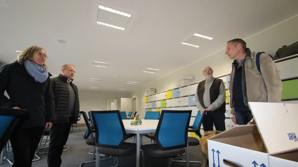 Das neue Lehrerzimmer wirkt hell und freundlich. Tische, St&uuml;hle und Schr&auml;nke sind schon drin, dazwischen stehen Umzugskartons - wie zurzeit fast &uuml;berall in der Sekundarschule. Schulleiter Dr. Eike Stiller (rechts) und Ute Seidemann vom Kalletaler Bauamt (von links), B&uuml;rgermeister Mario Hecker und Architekt Andreas Deppe (Architekturb&uuml;ro Schwakenberg und Bley) sehen sich um. - &copy; Jens Rademacher