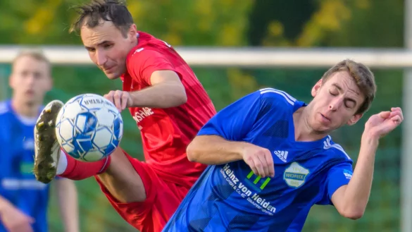 Dominik Pascal Dodt vom TUS Bexterhagen (links, rot) und Fynn Steinicke vom TSV Kirchheide (blau, rechts) k&auml;mpfen um den Ball. - &copy; Egon Penner