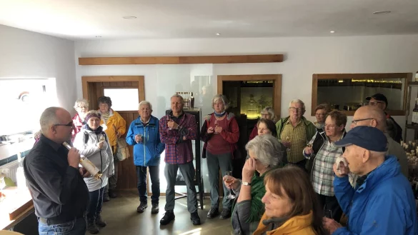 In der Brennerei "Die Fähre" an der Weser in Erder gab es eine Schnapsverköstigung. Martin Gerke (links) erläutert den Destilliervorgang. - © Silke Buhrmester