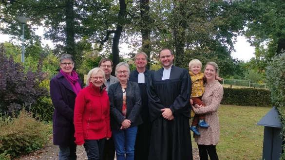 Superintendent Holger Postma (5. v. links) hat Pfarrer Dr. Gregor Bloch (3. v. rechts) in die Pfarrstelle in Leopoldstal eingef&uuml;hrt. Marlis Steffestun, Pfarrerin Bettina Hanke-Postma, Jens Schulz und Regina Wolff (von links) wirkten im Gottesdienst mit. Ehefrau Dr. Alina Bloch und Sohn Henri (rechts) freuen sich ebenfalls auf die gemeinsame Zeit in Leopoldstal. - &copy; Kirchengemeinde Leopoldstal