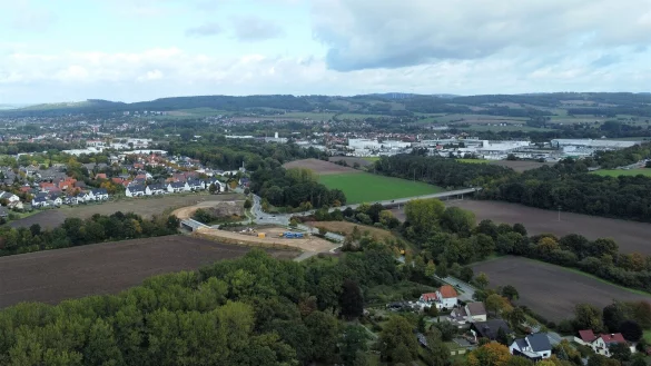 Die neue Anschlussstelle der Ostwestfalenstra&szlig;e mit der Oerlinghauser Stra&szlig;e aus der Vogelperspektive. Aktuell wird an den Rampen zu den beiden neuen Kreiseln gearbeitet. - &copy; J&ouml;rg Hagemann