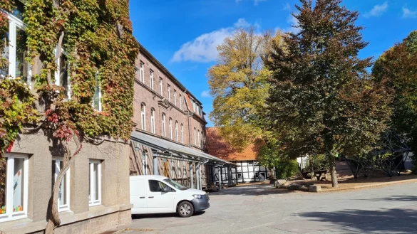 Erst wenn der geplante Neubau fertig ist, wird in der Weinbergschule der Umbau beginnen. Der Pausenhof wird sich allerdings durch die Einbeziehung des ehemaligen Scharfrichter-Gartens nicht wesentlich verg&ouml;&szlig;ern. - &copy; Marianne Schwarzer