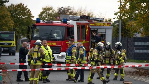 Einsatzkr&auml;fte in Lage am Recyclinghof: Ein Mittel zum Vertreiben von Maulw&uuml;rfen reagierte mit Wasser, was Rauch hervorrief. Zun&auml;chst war die Ursache aber v&ouml;llig unklar. - &copy; Tim Freitag