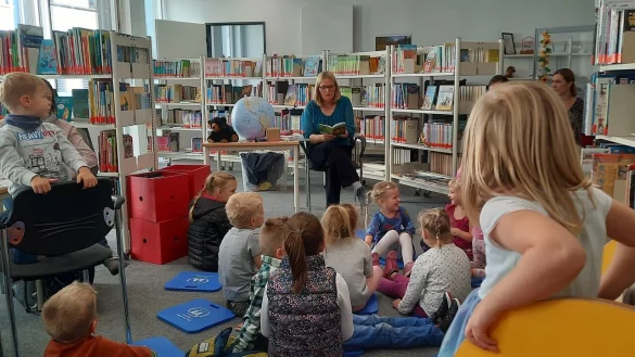 Carolin Jenker-Kruel w&auml;hrend der Lesung mit ihrer jungen Zuh&ouml;rerschaft. - &copy; Michael Biermann