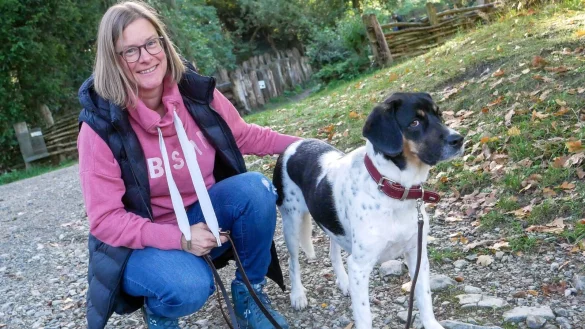 Die dreij&auml;hrige Kimba und Frauchen Silke Hagemeister machen einen Spaziergang im Freilichtmuseum. Foto:Kristoffer Fillies - &copy; Kristoffer Fillies