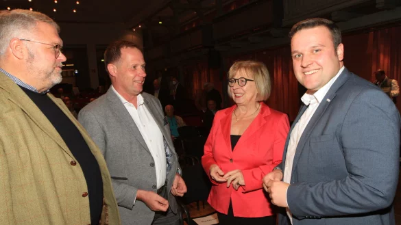 Der neue CDU-Kreisvorstand: Der Kalletaler Lars-Wilhelm Brakhage (rechts) mit seinen Stellvertretern Jan Wisomiersky (Detmold), Klaus Hansen (Lage) und Ursula Holstein (Lügde, von links) - © Martin Hostert