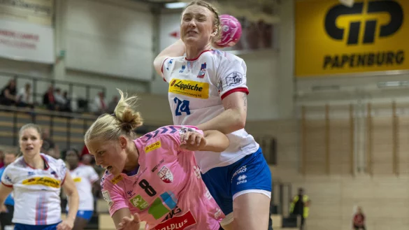 Halles Judith Tietjen kann Marie Michalczik nicht stoppen. - &copy; Objektfoto / Ballasch