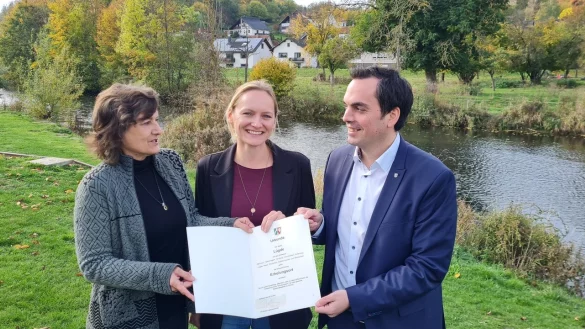 Die staatliche Anerkennung als Erholungsort, die Dezernentin Marion Schostag-Grondorf (von links) jetzt Projektleiterin Carolin Nasse und B&uuml;rgermeister Torben Blome per Urkunde f&uuml;r ganz L&uuml;gde attestierte, macht die beiden stolz. - &copy; Marianne Schwarzer