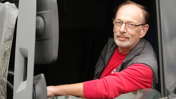 Trucker: Uwe Lewald in seinem Volvo. - © Axel Bürger(LZ)