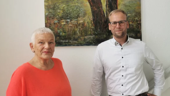 Die Barntruper Zwillingseiche. Seit letzter Woche hängt sie als Gemälde im historischen Rathaus. Darüber freuen sich die Künstlerin Sieglinde Strohmeier und Barntrups Bürgermeister Borris Ortmeier. - © Sylvia Frevert