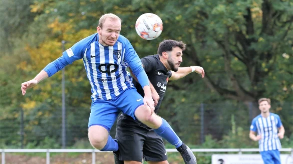 Energisch geht der Bad Oeynhauser Simon Kunz (links) in das Kopfballduell mit dem Detmolder Enis C&ouml;mert. - &copy; Oliver K&ouml;nig