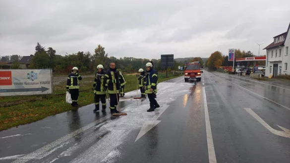 Die Kameraden der Feuerwehr Extertal reinigen die Straße. - © Feuerwehr Extertal