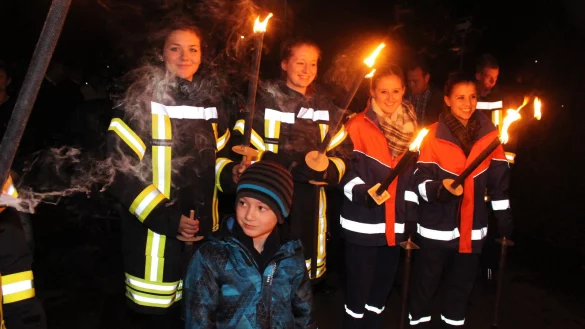 Das H&ouml;rster Dorffest steht bevor: Zum Auftakt findet ein Fackelzug f&uuml;r Kinder statt, die Fackeltr&auml;ger des L&ouml;schzugs H&ouml;rste sind auch wieder dabei. Die Verkehrssicherung muss allerdings die Polizei &uuml;bernehmen. - &copy; Archivfoto: Udo Zantow