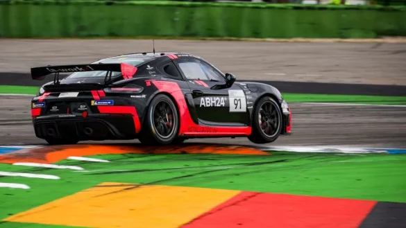 Schnell unterwegs: Der 17-jährige Bad Salzufler Gian Luca Tüccaroglu. - © Gruppe C Fotografie/Porsche-Sports-Cup