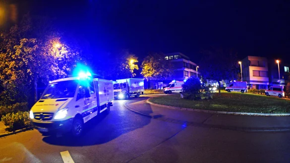 Mit Blaulicht f&auml;hrt der Konvoi durch den Kreisel. - &copy; Nicole Ellerbrake