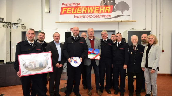Die Vertreter der Feuerwehr, der AWO und der Gemeinde Kalletal freuen sich &uuml;ber die Einweihung des neuen Feuerwehr- und Mehrzweckgeb&auml;udes - &copy; Nicole Ellerbrake