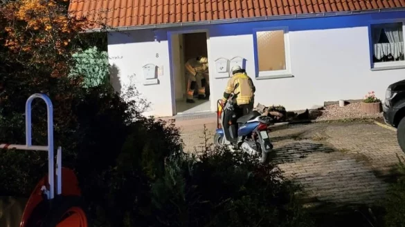 Die Einsatzkr&auml;fte L&uuml;ften das Haus mit einem Spezialger&auml;t. - &copy; Freiwillige Feuerwehr L&uuml;gde