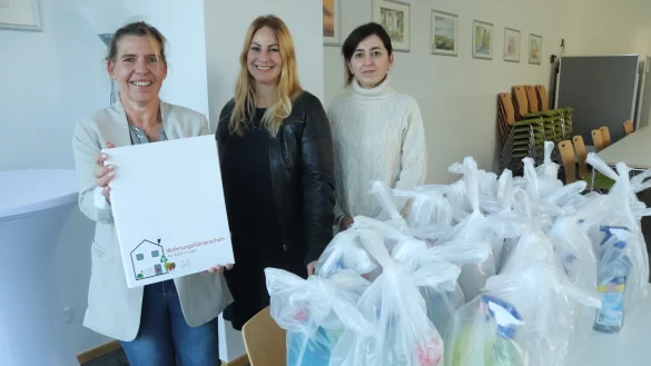 Anke Eickerling (Sozialamt der Gemeinde), Anne Grit Bangura (Kommunales Integrationszentrum Lippe) und Dolmetscherin Atefeh Ramsari haben das zweite Modul der sechsteiligen Wohnungsf&uuml;hrerschein-Reihe geleitet. Foto: Birgit Guhlke - &copy; Birgit Guhlke