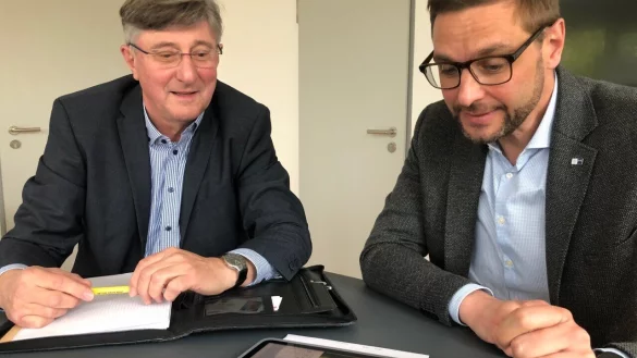 Claus-Richard Lange von der Spedition H.E. Herbst (links) und IHK-Hauptgesch&auml;ftsf&uuml;hrer Stefan Sievers. - &copy; Martin Hostert