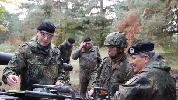 Kompaniechef J&uuml;rgen B. (links) bei der Befehlsausgabe an den &bdquo;Charlie&ldquo;-Zugf&uuml;hrer, Hauptfeldwebel Helmut B. (2. von rechts.). Generalleutnant Markus Laubenthal (rechts) war als Beauftragter f&uuml;r Reservistenangelegenheiten der Bundeswehr &bdquo;hautnah&ldquo; bei der Truppe auf dem Panzer&uuml;bungsplatz Stapel. - &copy; Bundeswehr/Nicolai Ulbrich