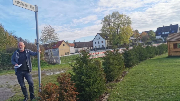 Uwe Potthast, Anwohner des Potsdamer Weges, w&uuml;nscht sich f&uuml;r die Anwohner des Baugebietes keinen Stra&szlig;enendausbau, sondern eine Anbindung an die Bahnhofstra&szlig;e. Seit Jahren geplant, ist hier nur ein St&uuml;ck gr&uuml;ne Wiese. - &copy; Sylvia Frevert