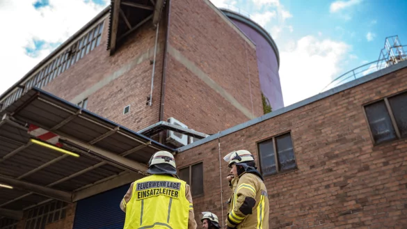 Auch am Dienstag sind noch Feuerwehrleute auf dem Gel&auml;nde der Zuckerfabrik im Einsatz. - &copy; FreitagTV/Stock